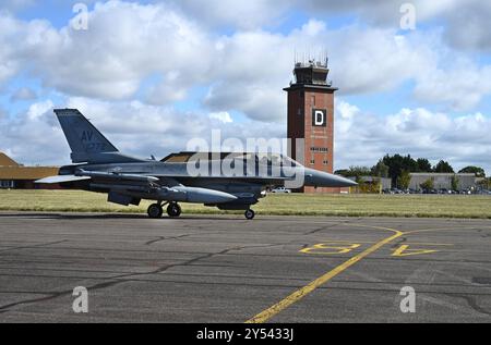 Ein F-16 der US Air Force, der Falke der 555th Fighter Squadron, Aviano Air Base, Italien, fährt mit dem Taxi zur Landebahn, um den Start für vorzubereiten Stockfoto