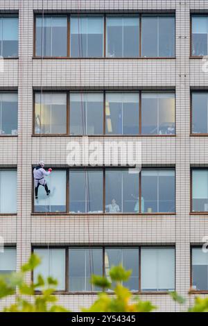 London, Großbritannien. September 2024. Die Teilnehmer kommen auf dem Weg nach unten vorbei - Eine Abseilung der Wohltätigkeitsorganisation an der Vorderwand des St Thomas' Hospital, London. Guy Bell/Alamy Live News Stockfoto