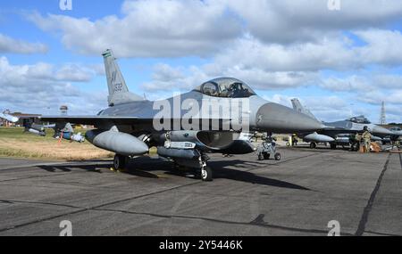 Die F-16 der US-Luftwaffe der 555th und 510th Fighter Squadrons auf der Aviano Air Base, Italien, werden zur Vorbereitung einer routinemäßigen Wartung unterzogen Stockfoto