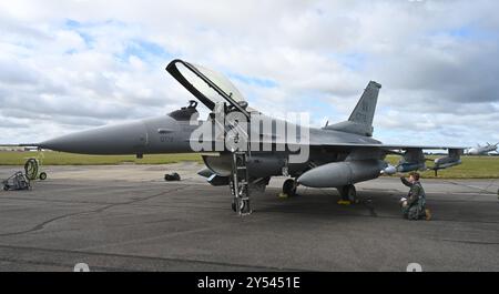 Ein F-16-Pilot der US-Luftwaffe, der der 555th Fighter Squadron auf der Aviano Air Base, Italien, zugewiesen ist, führt vor dem Flug Kontrollen bei Royal Air Fo durch Stockfoto