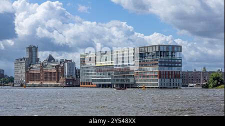 Der Silodam ist ein Wellenbrecher im westlichen Hafengebiet von ​​Amsterdam. Der etwa 300 Meter lange Wellenbrecher erstreckt sich bis in das IJ. Stockfoto