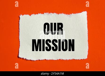 Unsere Botschaft auf gerissenem Papier mit orangefarbenem Hintergrund. Konzeptionelles unser Missionssymbol. Kopierbereich. Stockfoto