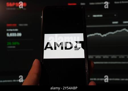 In dieser Fotoabbildung wird das Advanced Micro Devices Logo (AMD) auf einem Smartphone mit einem S&P-Index-Website-Hintergrund angezeigt. Stockfoto