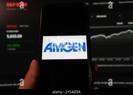 China. September 2024. In dieser Fotoabbildung wird das Amgen-Logo auf einem Smartphone mit Hintergrund einer S&P-Index-Website angezeigt. (Foto von Alvin Chan/SOPA Images/SIPA USA) *** ausschließlich für redaktionelle Nachrichten *** Credit: SIPA USA/Alamy Live News Stockfoto