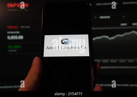 China. September 2024. In dieser Fotoabbildung wird das Arthur J. Gallagher & Co.-Logo auf einem Smartphone mit Hintergrund einer S&P-Index-Website angezeigt. (Credit Image: © Alvin Chan/SOPA Images via ZUMA Press Wire) NUR REDAKTIONELLE VERWENDUNG! Nicht für kommerzielle ZWECKE! Stockfoto