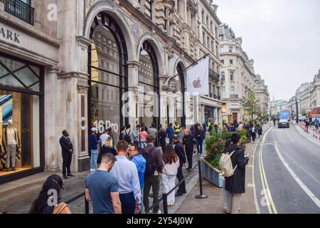 London, Großbritannien. September 2024. Kunden stehen vor dem Apple Store in der Regent Street, während das iPhone 16 in Großbritannien verkauft wird. Quelle: SOPA Images Limited/Alamy Live News Stockfoto