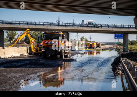 Bohumin, Tschechische Republik. September 2024. Arbeiter beseitigen am 20. September 2024 Hochwasserschäden auf der nach Überschwemmungen geschlossenen Autobahn D1 in Bohumin, Tschechische Republik. Quelle: Vladimir Prycek/CTK Photo/Alamy Live News Stockfoto