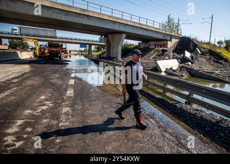 Bohumin, Tschechische Republik. September 2024. Sanierung von Hochwasserschäden auf der stillgelegten Autobahn D1 nach Überschwemmungen in Bohumin, Tschechische Republik, am 20. September 2024. Quelle: Vladimir Prycek/CTK Photo/Alamy Live News Stockfoto