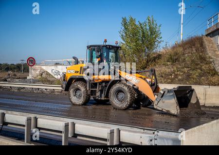 Bohumin, Tschechische Republik. September 2024. Sanierung von Hochwasserschäden auf der stillgelegten Autobahn D1 nach Überschwemmungen in Bohumin, Tschechische Republik, am 20. September 2024. Quelle: Vladimir Prycek/CTK Photo/Alamy Live News Stockfoto