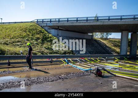 Bohumin, Tschechische Republik. September 2024. Feuerwehrleute beseitigen am 20. September 2024 Hochwasserschäden auf der stillgelegten Autobahn D1 nach Überschwemmungen in Bohumin, Tschechische Republik. Quelle: Vladimir Prycek/CTK Photo/Alamy Live News Stockfoto