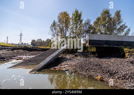 Bohumin, Tschechische Republik. September 2024. Überschwemmungsschäden auf der stillgelegten Autobahn D1 in Bohumin, Tschechische Republik, am 20. September 2024. Quelle: Vladimir Prycek/CTK Photo/Alamy Live News Stockfoto