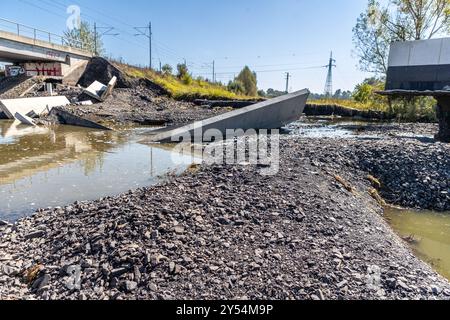 Bohumin, Tschechische Republik. September 2024. Überschwemmungsschäden auf der stillgelegten Autobahn D1 in Bohumin, Tschechische Republik, am 20. September 2024. Quelle: Vladimir Prycek/CTK Photo/Alamy Live News Stockfoto