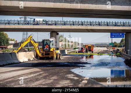 Bohumin, Tschechische Republik. September 2024. Sanierung von Hochwasserschäden auf der stillgelegten Autobahn D1 nach Überschwemmungen in Bohumin, Tschechische Republik, am 20. September 2024. Quelle: Vladimir Prycek/CTK Photo/Alamy Live News Stockfoto