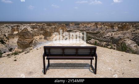 Bank mit Blick auf Kreidefelsen, LIFE on the Rocks Trail, im Little Jerusalem Badlands State Park in der Nähe von Oakley, Colorado. Stockfoto