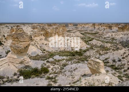 Kreidefelsen, die am LIFE On the Rocks Trail im Little Jerusalem Badlands State Park in der Nähe von Oakley, Colorado, liegen. Stockfoto