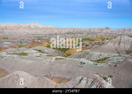 Minibus fährt durch die Gegend von Yellow Mounds auf der Badlands Loop Road (SD 240), Conata Basin Overlook, Badlands National Park, in der Nähe von Rapid City, South Dakota. Stockfoto