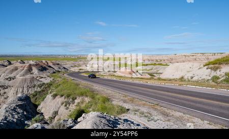 Autofahrt durch den Bigfoot Pass (SD 240), im Badlands National Park, in der Nähe von Rapid City, South Dakota. Stockfoto