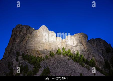 Die Dämmerung lässt sich über dem Mount Rushmore (Washington, Jefferson, Roosevelt und Lincoln) National Memorial nahe Keystone nieder. Stockfoto