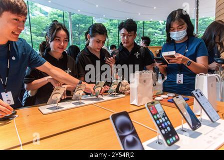 Bangkok, Thailand. September 2024. Kunden inspizieren das neue iPhone 16 im Apple Store in Bangkok. Die neuen iPhone 16 Modelle, die iPhone 16, Plus, Pro und Pro Max sind, wurden offiziell für Kunden zum Kauf in Thailand am 20. September 2024 eingeführt. Quelle: SOPA Images Limited/Alamy Live News Stockfoto