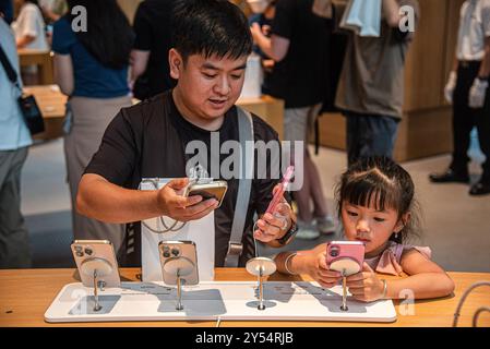 Bangkok, Thailand. September 2024. Kunden inspizieren das neue iPhone 16 im Apple Store in Bangkok. Die neuen iPhone 16 Modelle, die iPhone 16, Plus, Pro und Pro Max sind, wurden offiziell für Kunden zum Kauf in Thailand am 20. September 2024 eingeführt. Quelle: SOPA Images Limited/Alamy Live News Stockfoto