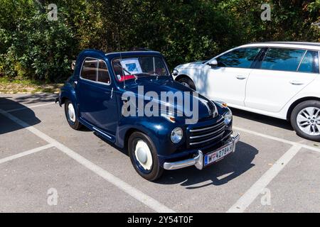 Fiat Topolino 500C Limousine bei den Vienna Classic Days 2024, Oldtimer-Autoparade, Donaupark, Wien, Österreich Stockfoto