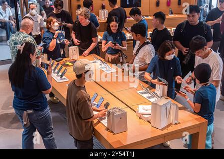 Bangkok, Thailand. September 2024. Kunden inspizieren das neue iPhone 16 im Apple Store in Bangkok. Die neuen iPhone 16 Modelle, die iPhone 16, Plus, Pro und Pro Max sind, wurden offiziell für Kunden zum Kauf in Thailand am 20. September 2024 eingeführt. Quelle: SOPA Images Limited/Alamy Live News Stockfoto