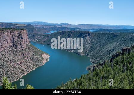 Motorbootfahrt auf dem Green River, in der Flaming Gorge National Recreation Area, im Ashley National Forest in der Nähe von Dutch John, Utah. Stockfoto