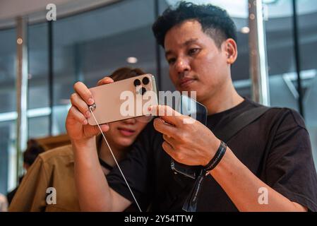 Bangkok, Thailand. September 2024. Kunden inspizieren das neue iPhone 16 im Apple Store in Bangkok. Die neuen iPhone 16 Modelle, die iPhone 16, Plus, Pro und Pro Max sind, wurden offiziell für Kunden zum Kauf in Thailand am 20. September 2024 eingeführt. (Foto: Peerapon Boonyakiat/SOPA Images/SIPA USA) Credit: SIPA USA/Alamy Live News Stockfoto