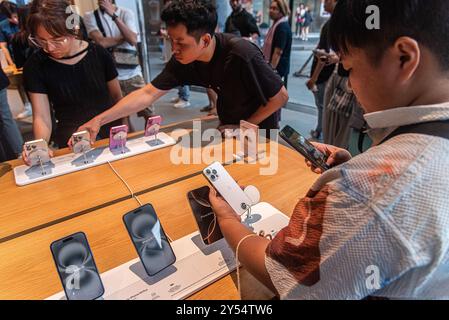 Bangkok, Thailand. September 2024. Kunden inspizieren das neue iPhone 16 im Apple Store in Bangkok. Die neuen iPhone 16 Modelle, die iPhone 16, Plus, Pro und Pro Max sind, wurden offiziell für Kunden zum Kauf in Thailand am 20. September 2024 eingeführt. (Foto: Peerapon Boonyakiat/SOPA Images/SIPA USA) Credit: SIPA USA/Alamy Live News Stockfoto