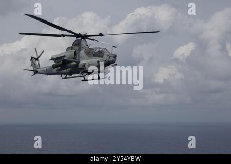 US Marine Corps AH-1Z Cobra Hubschrauber mit Marine Medium Tiltrotor Squadron 262 (rein.), 31st Marine Expeditionary Unit, beteiligt sich an einer Verteidigung Stockfoto