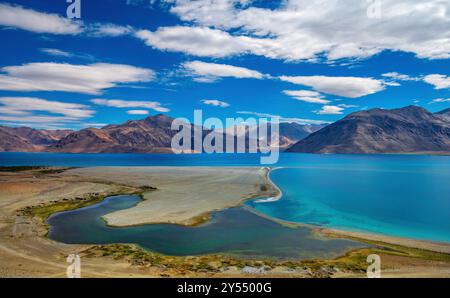 Dieses Bild zeigt den atemberaubenden Pangong TSO, einen hochgelegenen See inmitten der majestätischen Berge, mit markantem türkisfarbenem Wasser und einer ruhigen Atmosphäre Stockfoto