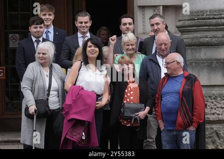 Grainne Teggart (erste Reihe zweite links), stellvertretender Direktor von Amnesty International UK für Nordirland, mit Familienanwärtern und Anwälten vor dem Berufungsgericht der Royal Courts of Justice in Belfast, nachdem ein Vetorecht der Regierung darüber, welches sensible Material von einer neuen untersuchungskommission für Probleme offengelegt werden kann, als rechtswidrig angesehen wurde. Bilddatum: Freitag, 20. September 2024. Stockfoto