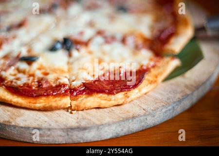 Hausgemachte Pepperonis Special Pizza, selektiver Fokus Stockfoto