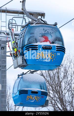 Bansko, Bulgarien - 21. Dezember 2021: Winterresort mit zwei Skiliftgondelkabinen aus nächster Nähe Stockfoto