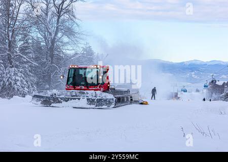 Bansko, Bulgarien - 21. Januar 2024: Bulgarisches Winterskigebiet mit Skiratrack auf der Piste, Gondelbahnen Stockfoto