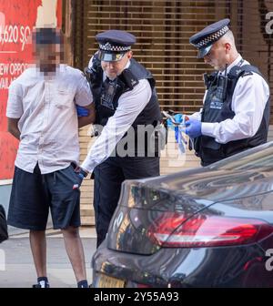 PIC zeigt: Stop-and-Search-Operation, durchgeführt von der Polizei in Marylebone eines jungen Mannes mit asiatischem Aussehen Bild gavin rodgers/pixel8000 Stockfoto