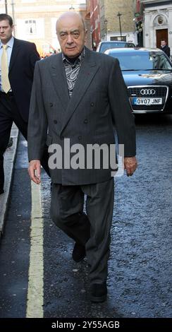 PIC zeigt: Mohamed Al-Fayed ägyptischer Geschäftsmann, der hier im Jahr 2008 beim High Court in London ankommt, als sein juristisches Team folgte und darauf wartete Stockfoto
