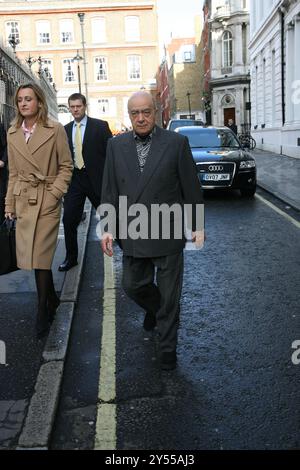 PIC zeigt: Mohamed Al-Fayed ägyptischer Geschäftsmann, der hier im Jahr 2008 beim High Court in London ankommt, als sein juristisches Team folgte und darauf wartete Stockfoto