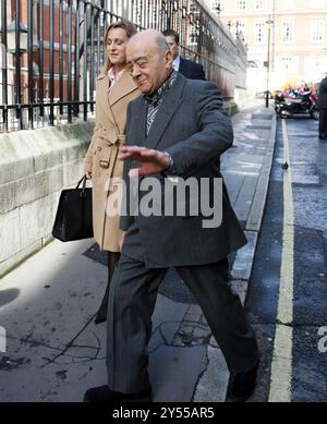 PIC zeigt: Mohamed Al-Fayed ägyptischer Geschäftsmann, der hier im Jahr 2008 beim High Court in London ankommt, als sein juristisches Team folgte und darauf wartete Stockfoto