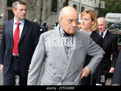 PIC zeigt: Mohamed Al-Fayed ägyptischer Geschäftsmann, der hier im Jahr 2007 beim High Court in London ankommt, als sein juristisches Team folgte und darauf wartete Stockfoto