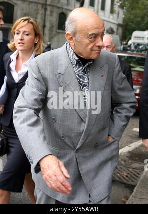 PIC zeigt: Mohamed Al-Fayed ägyptischer Geschäftsmann, der hier im Jahr 2007 beim High Court in London ankommt, als sein juristisches Team folgte und darauf wartete Stockfoto
