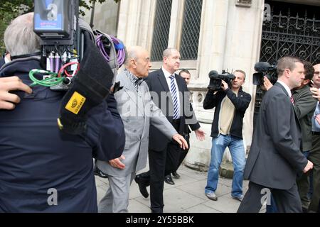 PIC zeigt: Mohamed Al-Fayed ägyptischer Geschäftsmann, der hier im Jahr 2007 beim High Court in London ankommt, als sein juristisches Team folgte und darauf wartete Stockfoto