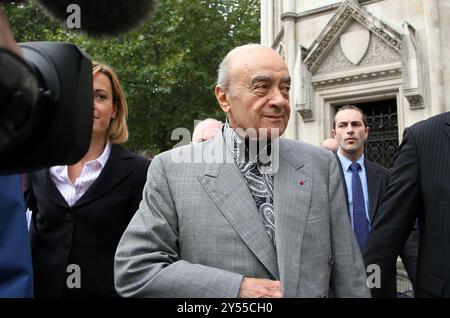 PIC zeigt: Mohamed Al-Fayed ägyptischer Geschäftsmann, der hier im Jahr 2007 beim High Court in London ankommt, als sein juristisches Team folgte und darauf wartete Stockfoto