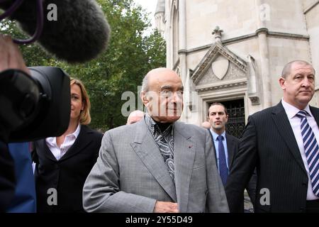 PIC zeigt: Mohamed Al-Fayed ägyptischer Geschäftsmann, der hier im Jahr 2007 beim High Court in London ankommt, als sein juristisches Team folgte und darauf wartete Stockfoto
