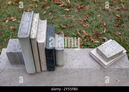 Grabstein mit geschnitzten Büchern auf dem Grab, Alter St. Matthäus Kirchhof in Berlin. Stockfoto