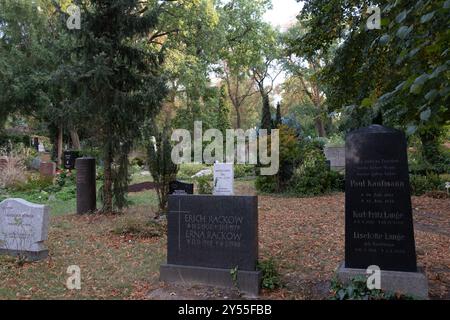Gräber und Grabsteine im Alten St. Matthäus Kirchhof in Berlin. Stockfoto