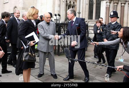 PIC zeigt: Mohamed Al-Fayed ägyptischer Geschäftsmann, der hier im Jahr 2007 am High Court in London angekommen ist. Er wurde von seinem ehemaligen PR-Chef BBC R begrüßt Stockfoto