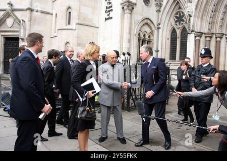 PIC zeigt: Mohamed Al-Fayed ägyptischer Geschäftsmann, der hier im Jahr 2007 am High Court in London angekommen ist. Er wurde von seinem ehemaligen PR-Chef BBC R begrüßt Stockfoto