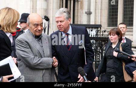 PIC zeigt: Mohamed Al-Fayed ägyptischer Geschäftsmann, der hier im Jahr 2007 am High Court in London angekommen ist. Er wurde von seinem ehemaligen PR-Chef BBC R begrüßt Stockfoto