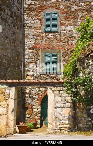 Umgeben von Wäldern, Weinbergen, Olivenhainen und Zypressen, Rocca di Castagnoli, Gaiole im Chianti, Provinz Siena, italien Stockfoto